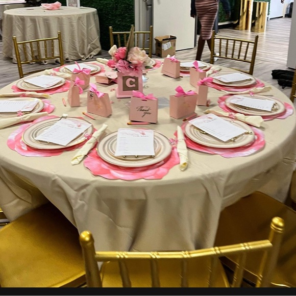 Quality table linens - Picture 2 of 3